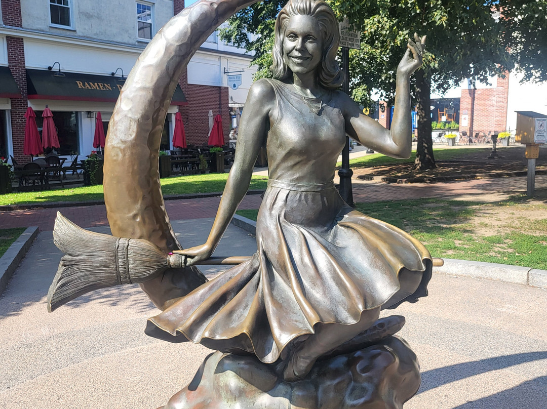 Bewitched Statue of Elizabeth Montgomery-塞勒姆必去景点