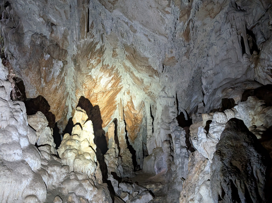 Cave Strasna Pec-Savar必去景点