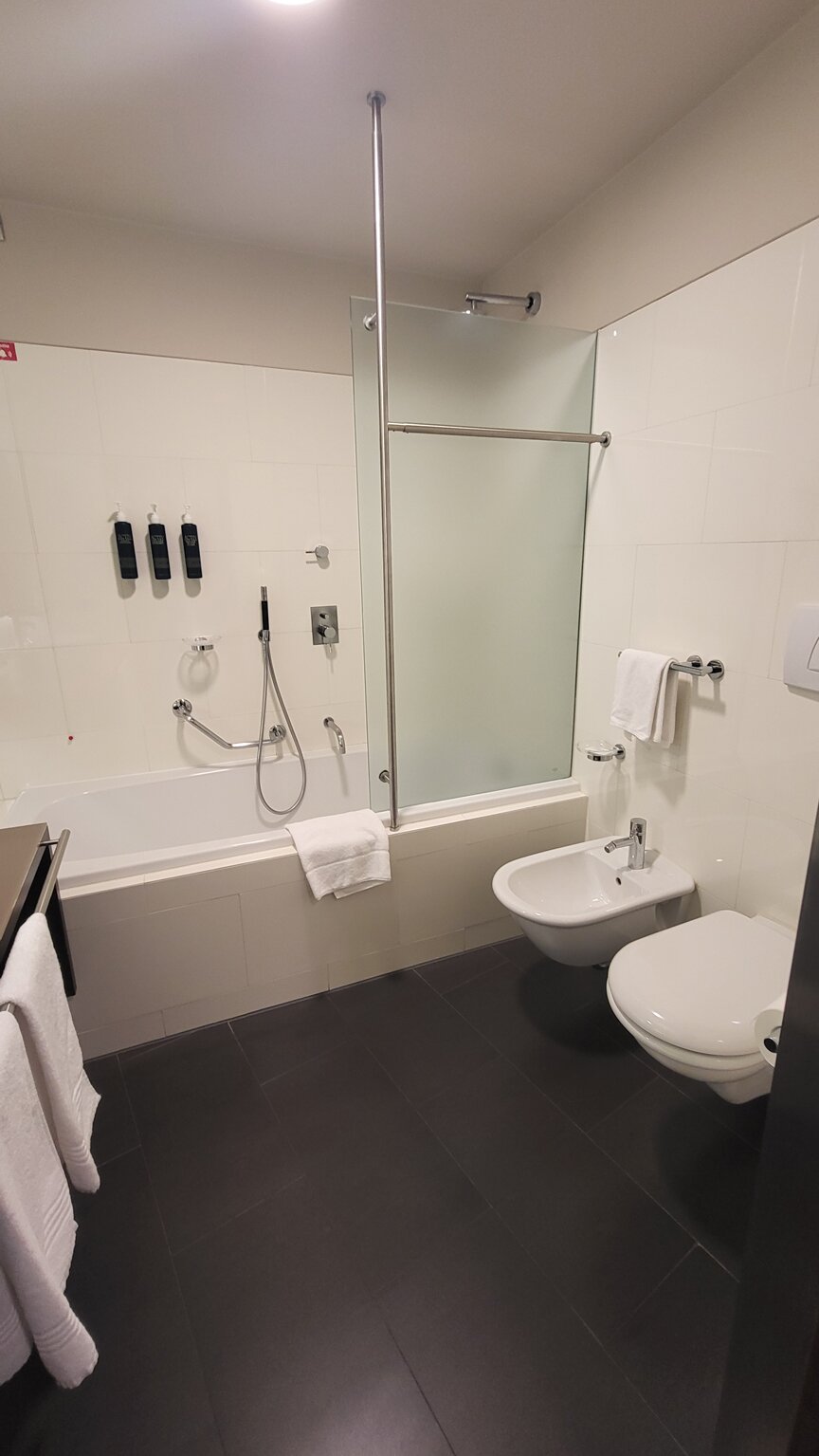 福鹏伯尔扎诺伯泽喜来登酒店-浴室