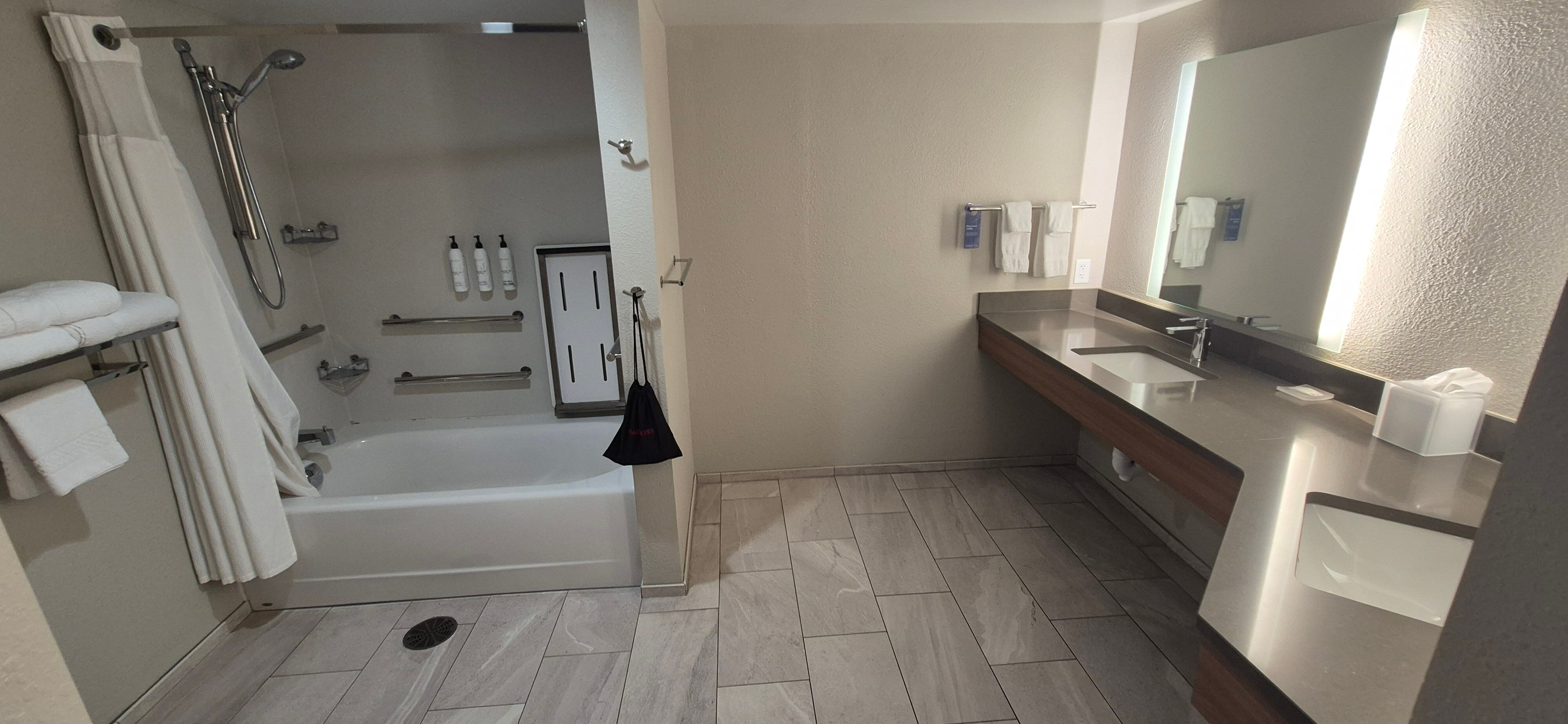 Fairfield Inn & Suites Charleston-浴室