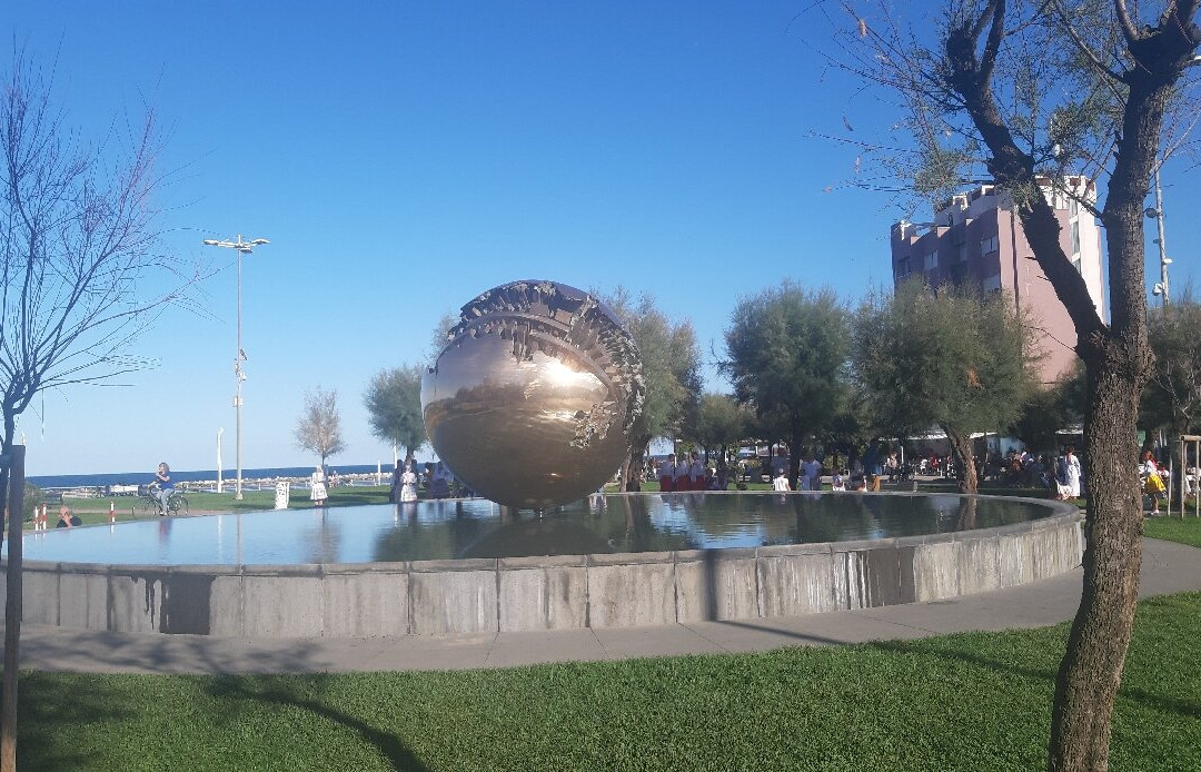 Sfera Grande di Pomodoro-佩萨罗必去景点