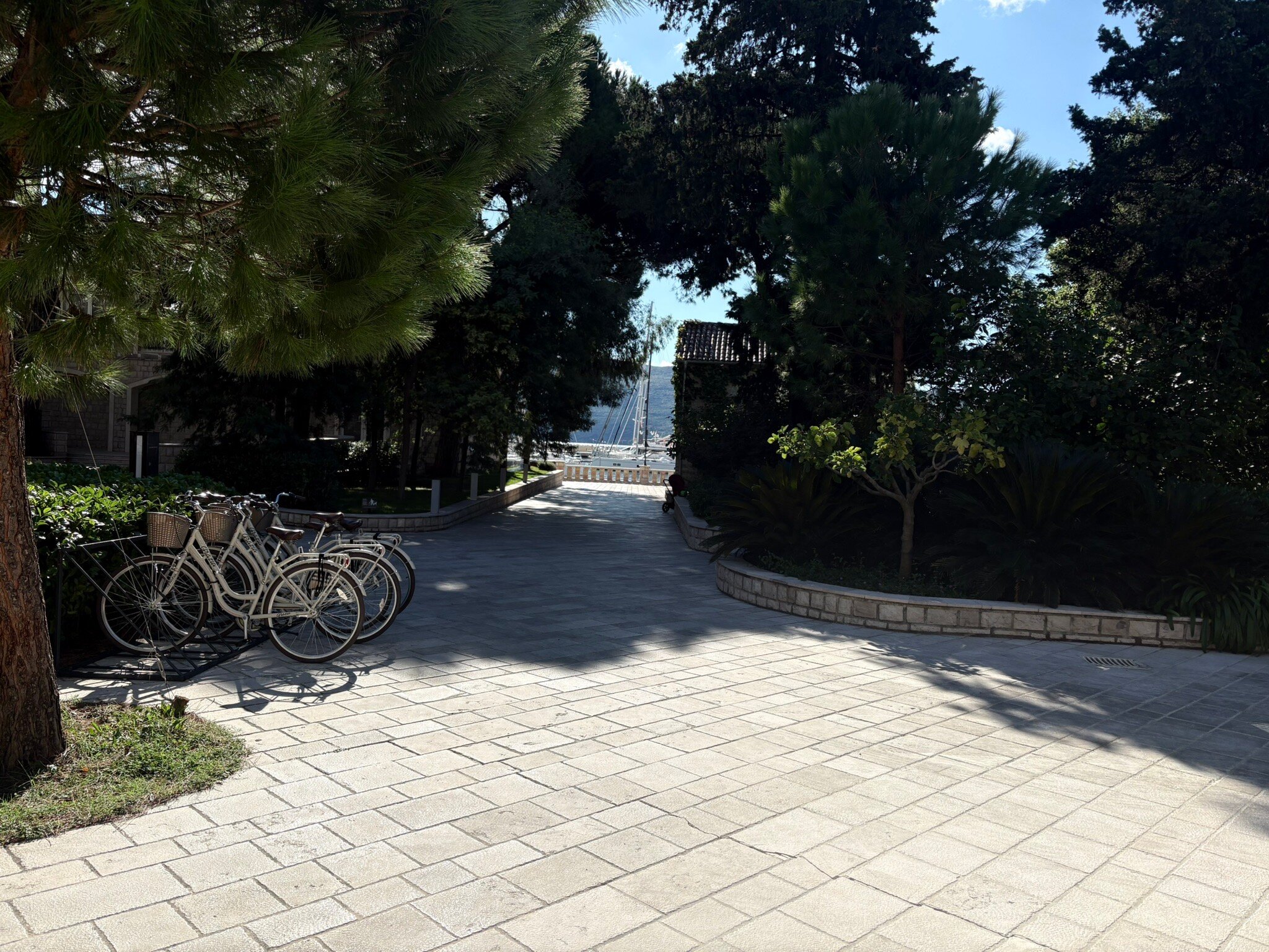 Lazure Hotel & Marina-官方