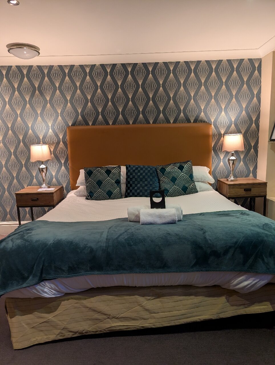 The Sun Hotel & Bar-官方