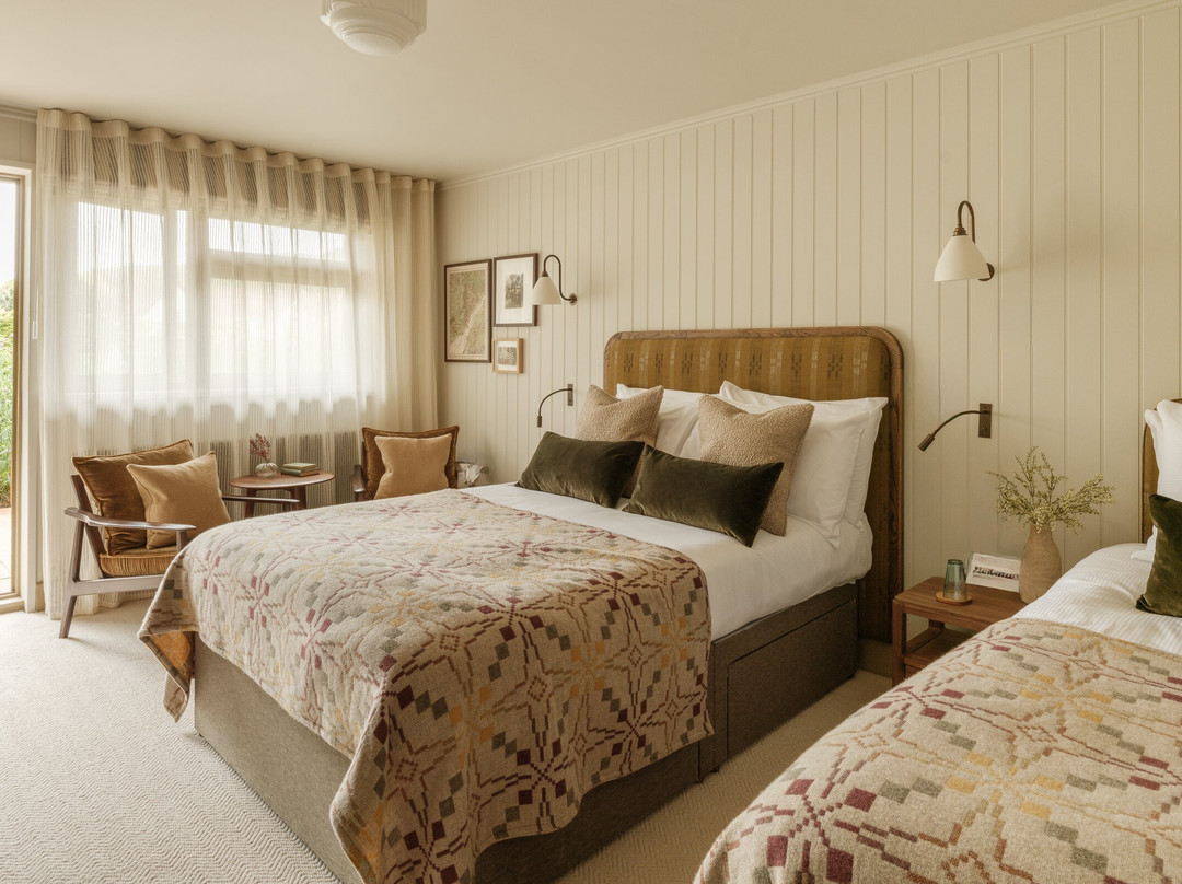 The Royal George主图