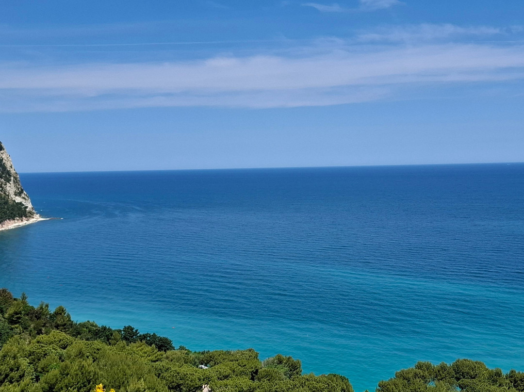 Spiaggia dei Sassi Neri-Sirolo必去景点