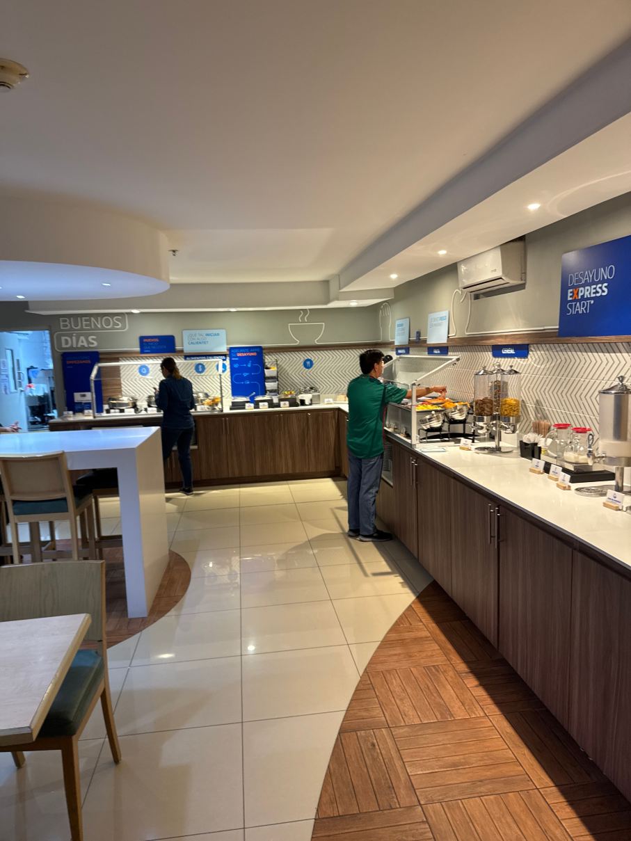 Holiday Inn Express 彼德拉斯内格拉斯-旅行者