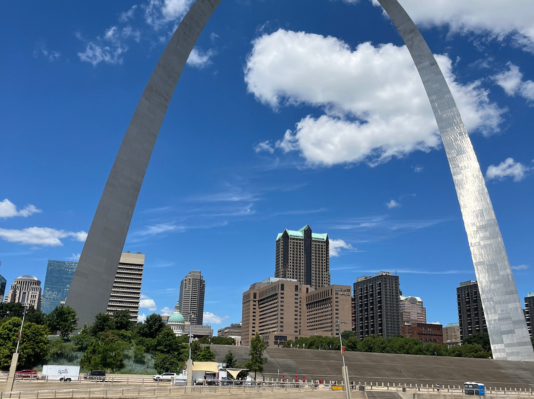 Riverboats at the Gateway Arch-圣路易斯必去景点