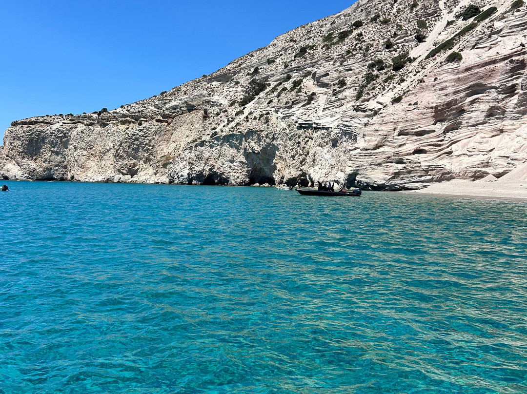Rent Boat Milos-Adamas必去景点