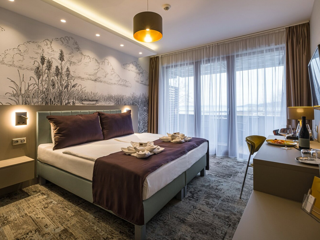 Hotel Golden Lake Resort