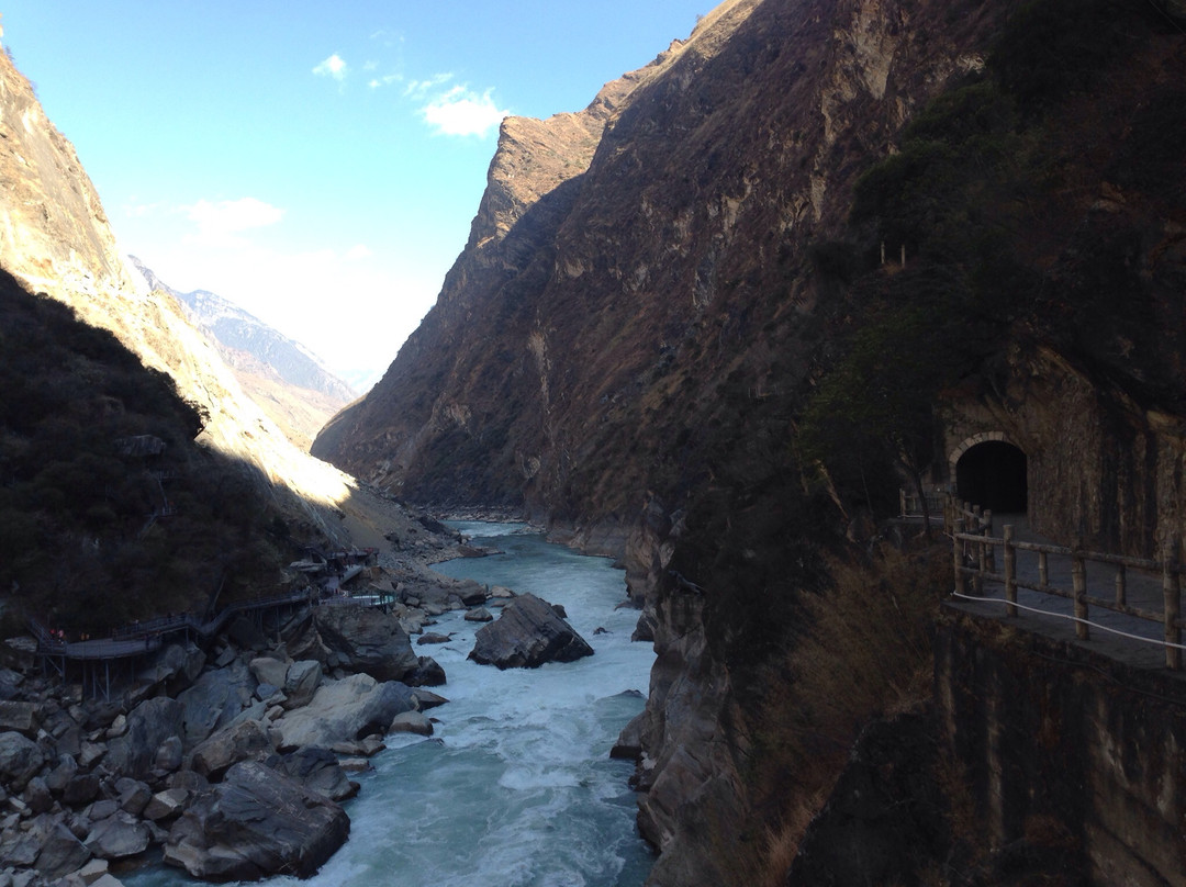 虎跳滩峡谷景点图片