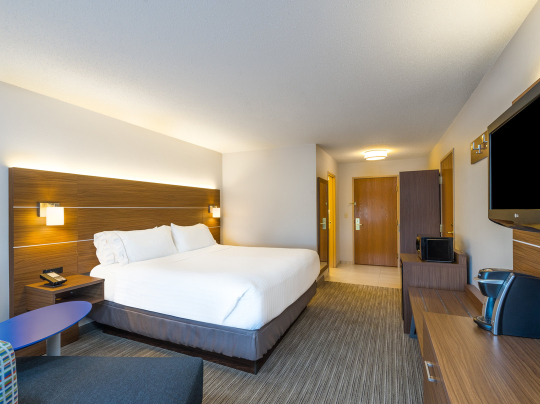 Holiday Inn Express Howe (Sturgis MI) by IHG主图