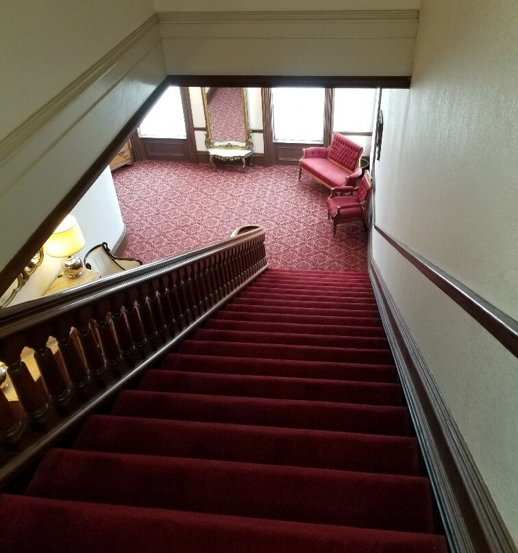 Decker Hotel And Bar主图