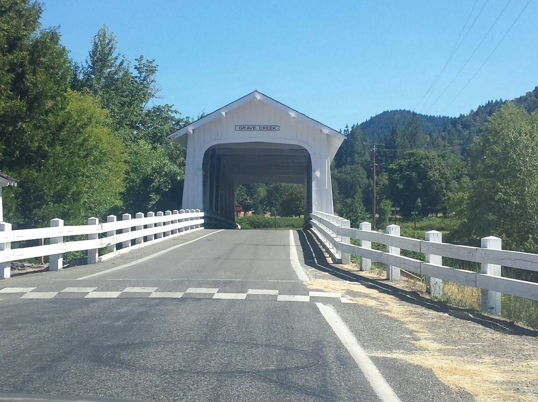 Grave Creek Covered Bridge-Sunny Valley必去景点