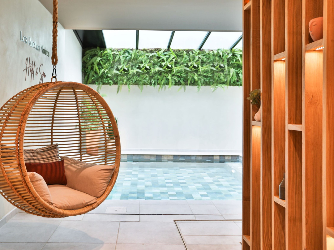 Spa des Roches Noires-莱萨布勒多洛讷必去景点