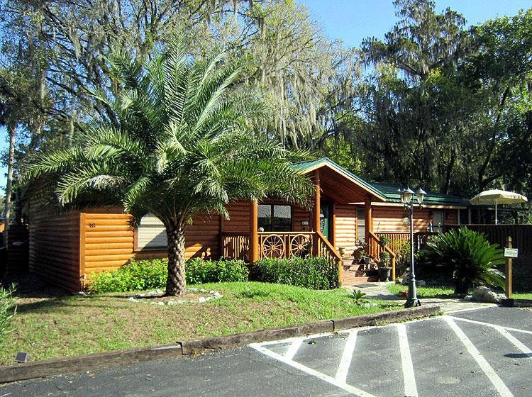 河边小屋度假村