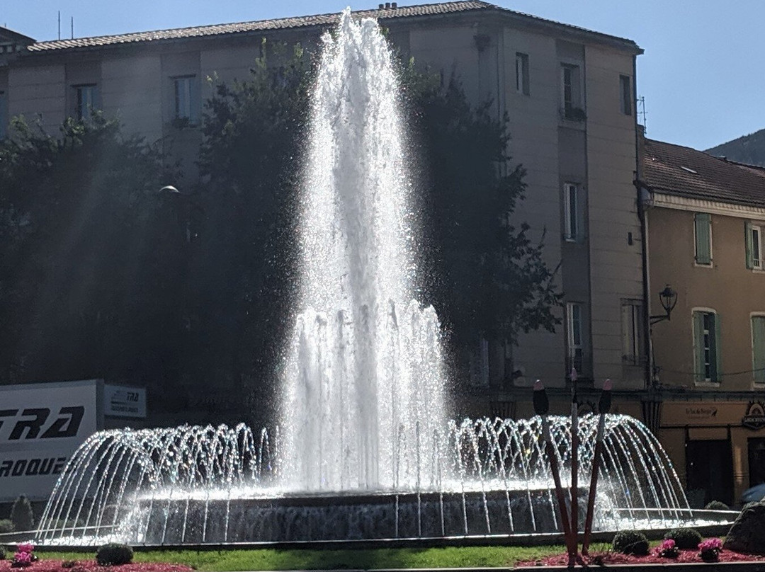 Fountain  Place du Mandarous in Millau-米约必去景点