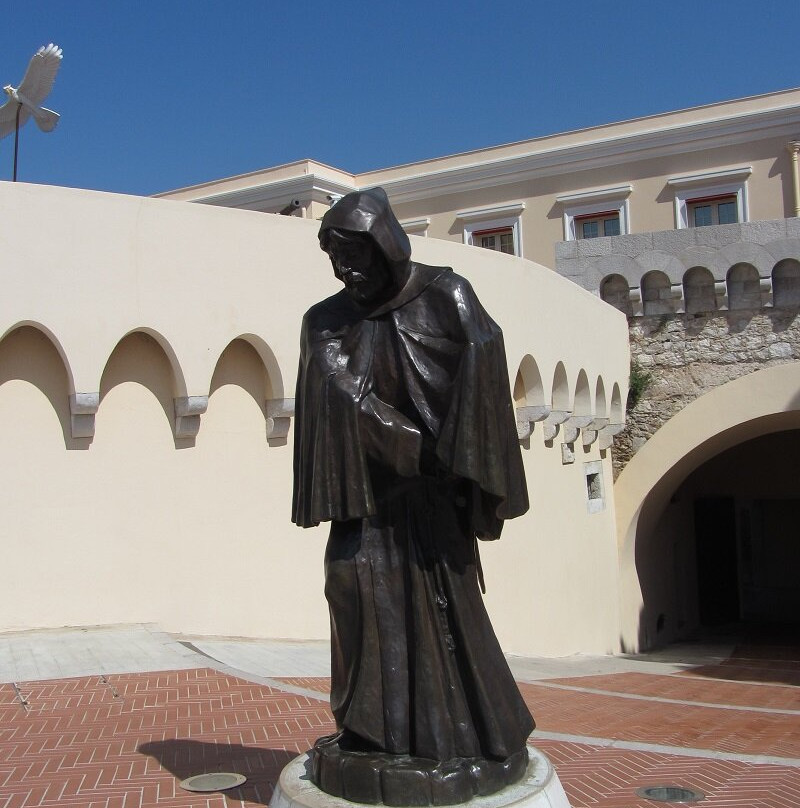 Grimaldi Statue-摩纳哥城必去景点