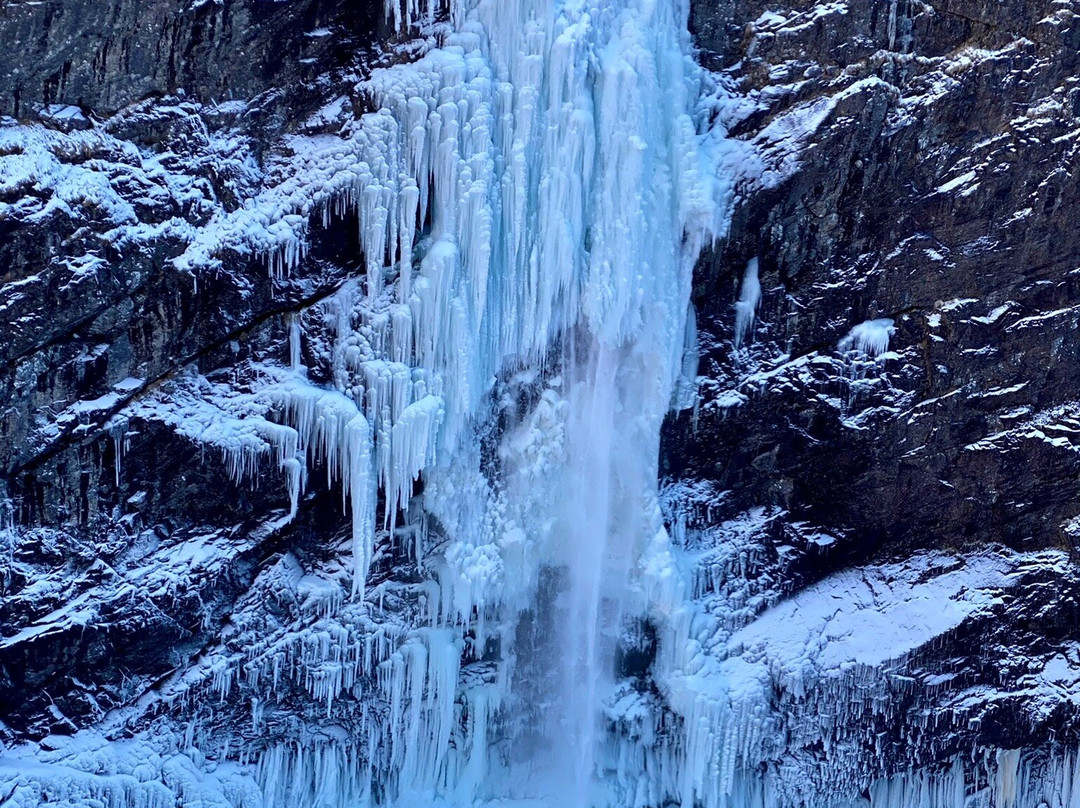 Manafossen Falls and Man Farm景点图片