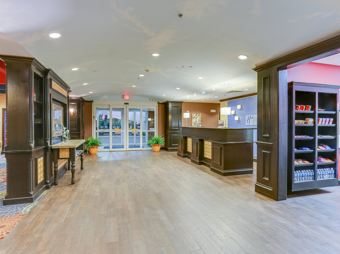 亨特维尔快捷假日&套房酒店主图