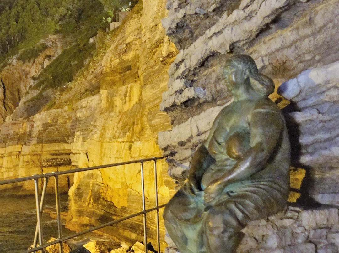 Statua Mater Naturae-韦内雷港必去景点