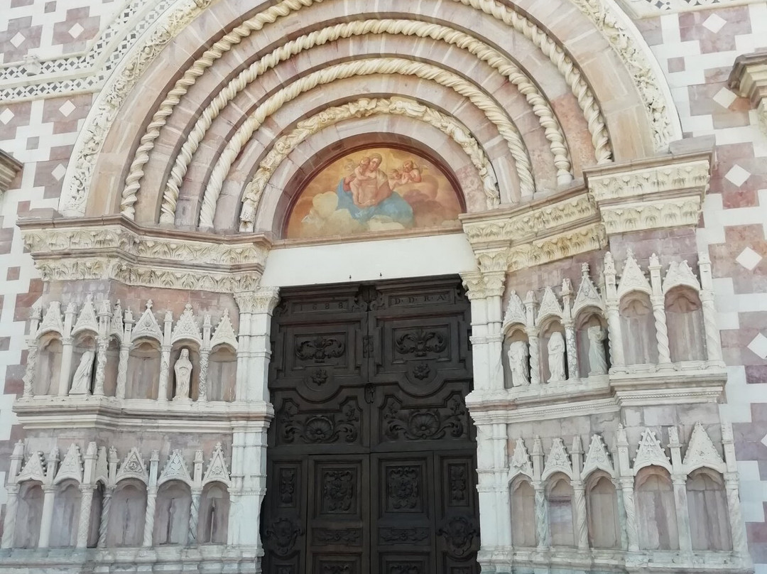 Basilica di Santa Maria di Collemaggio e Porta Santa-拉奎拉必去景点