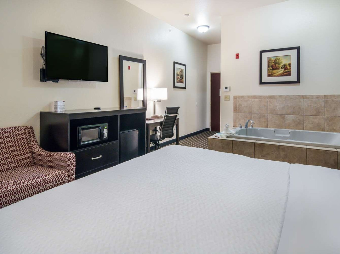Clarion Inn and Suites Weatherford主图