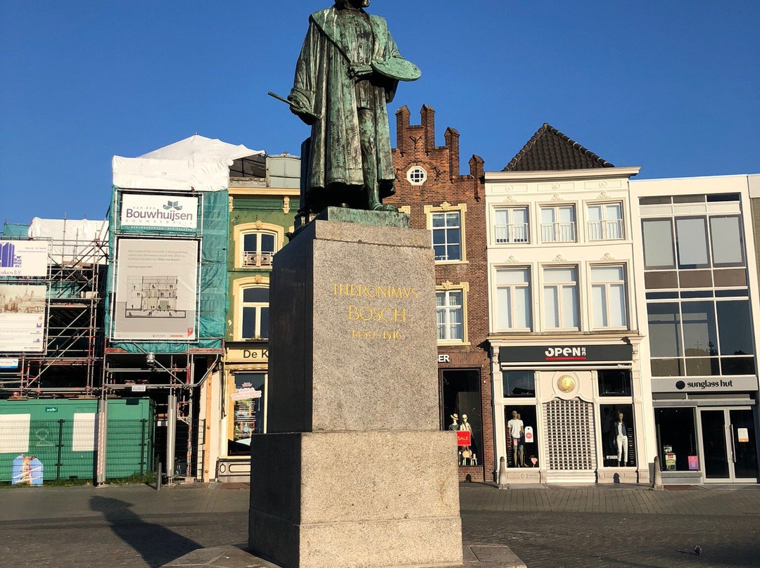Hieronymus Bosch Statue-斯海尔托亨博斯必去景点