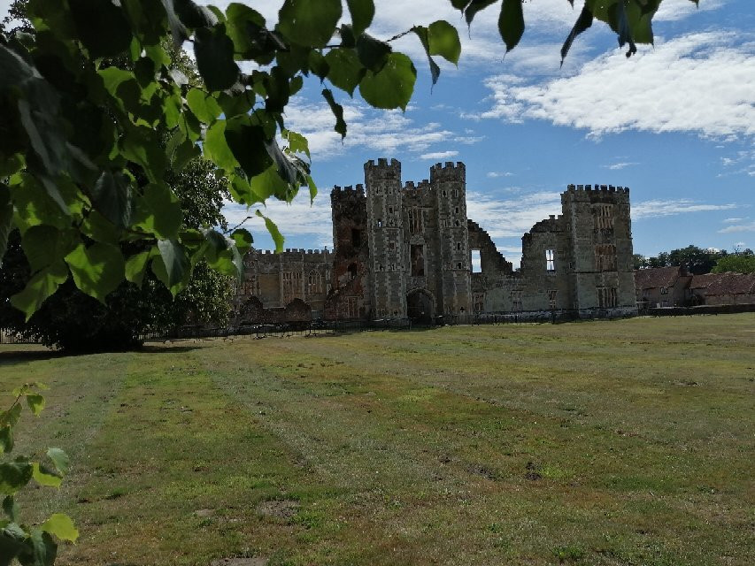 Cowdray Castle景点图片