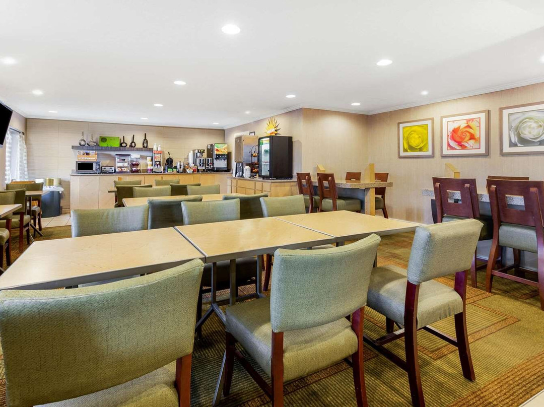La Quinta Inn by Wyndham Chicago Willowbrook主图