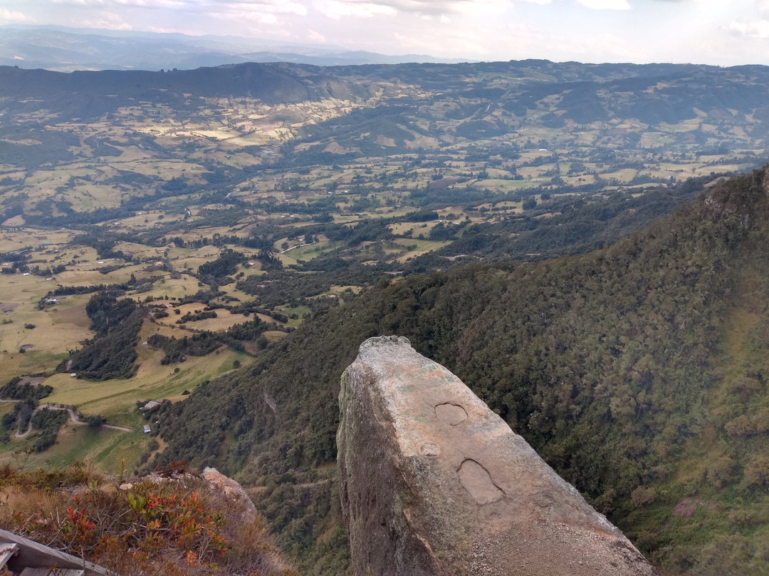 Piedra Colgada景点图片