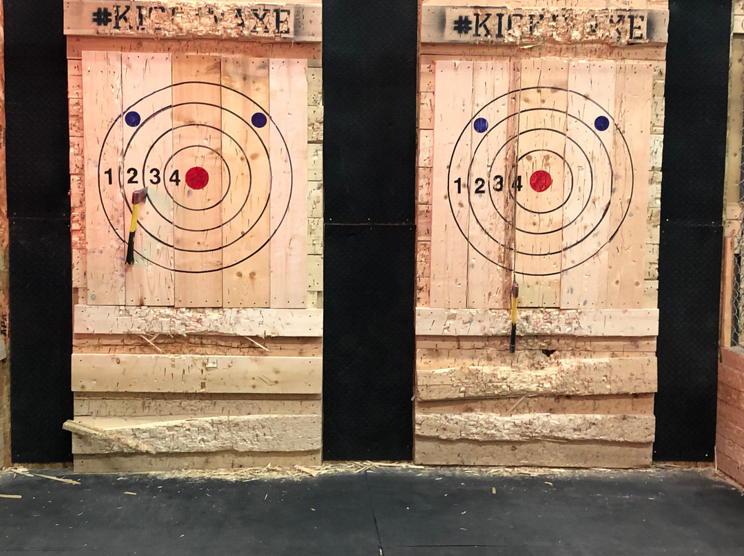 Kickin’ Axe Throwing-布兰登必去景点
