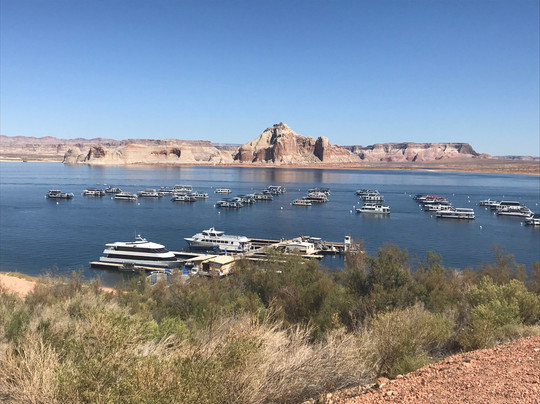 鲍威尔湖度假酒店主图