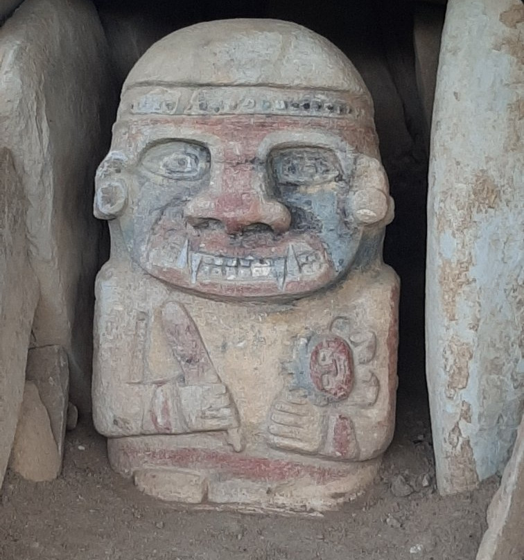 La Pelota - Estatuas A Color-San Agustin必去景点