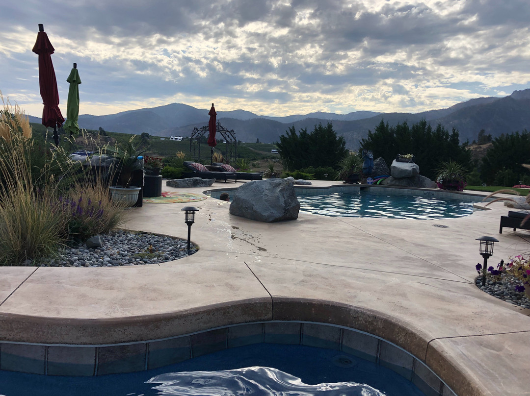 Lake's Edge Tuscan Logde主图