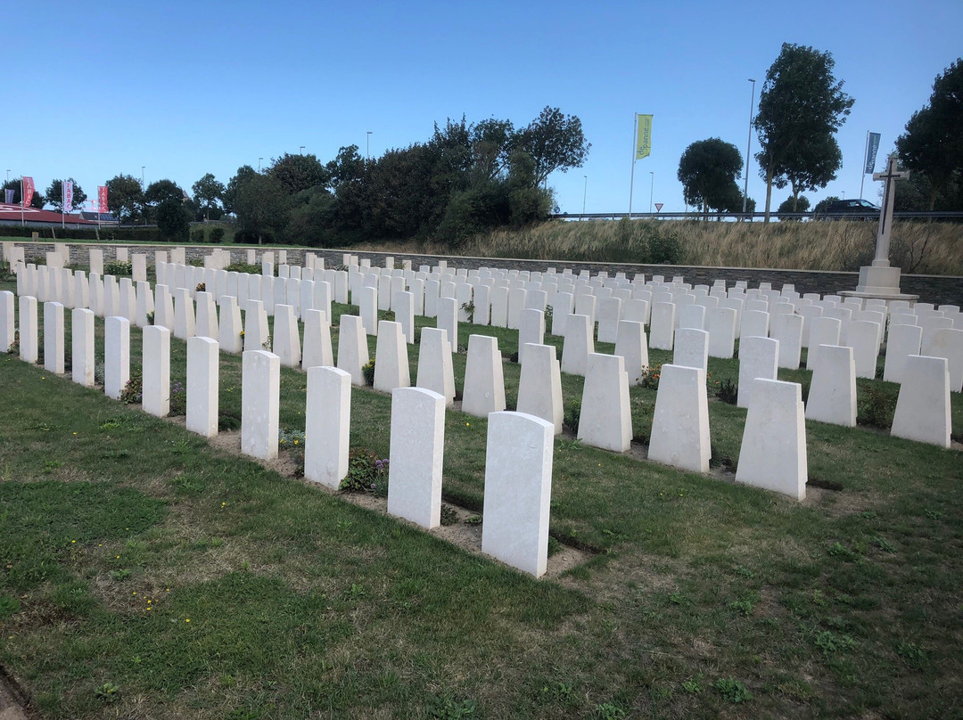Adinkerke Military Cemetery景点图片