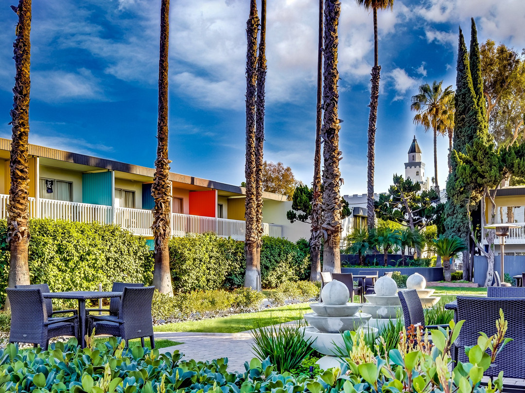 阿纳海姆广场套房酒店主图