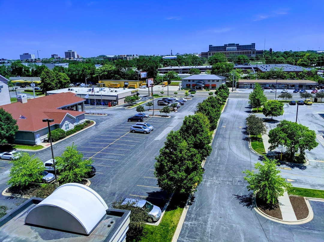 尚佩恩/厄巴纳希尔顿花园酒店主图