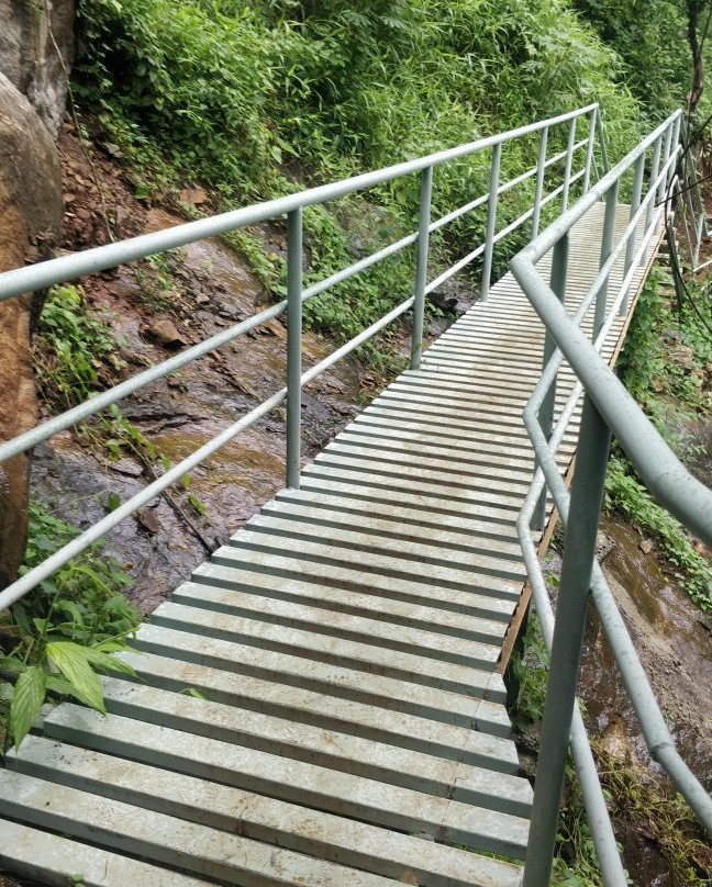 Ezharakund Waterfalls景点图片