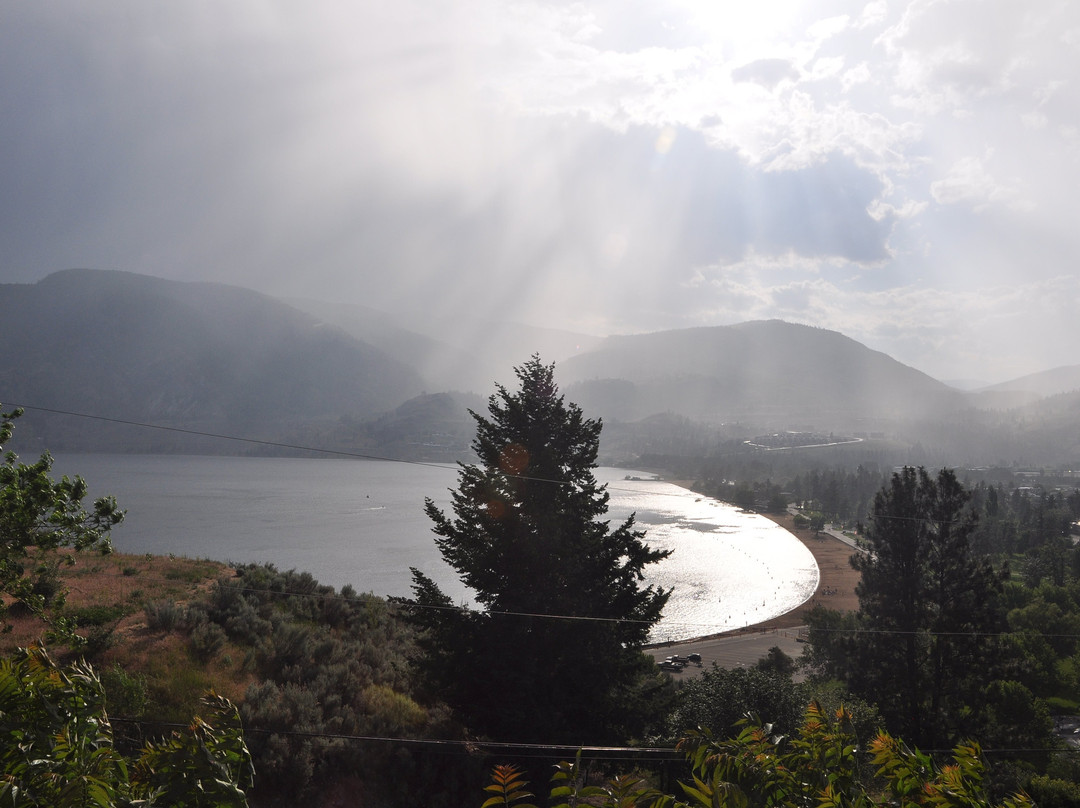 Above The Beach Guest Suites主图