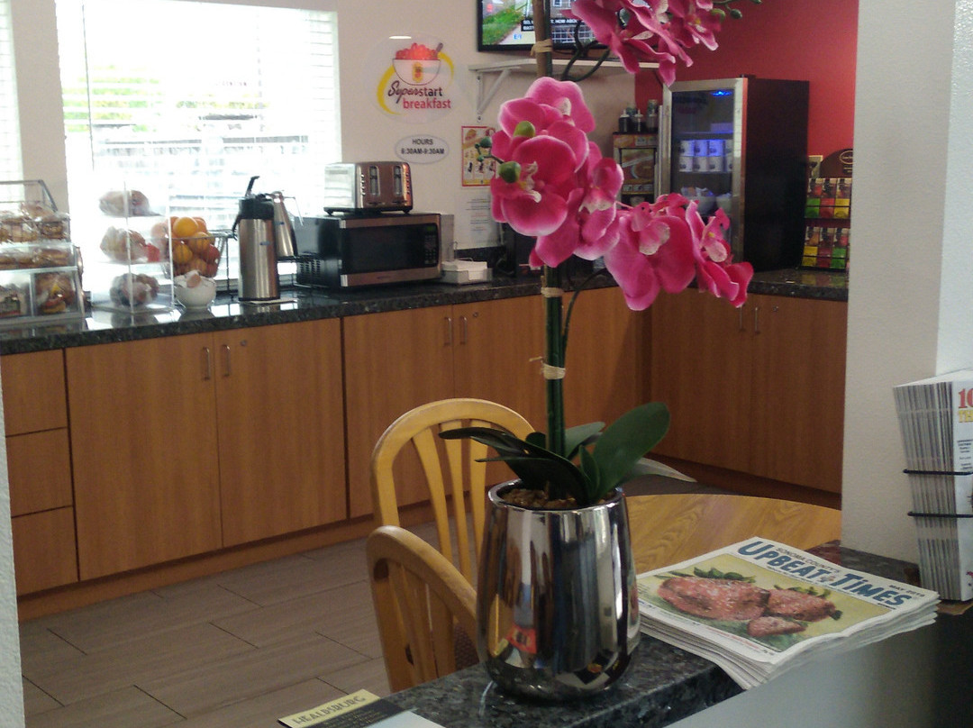 克洛弗代尔速8酒店主图