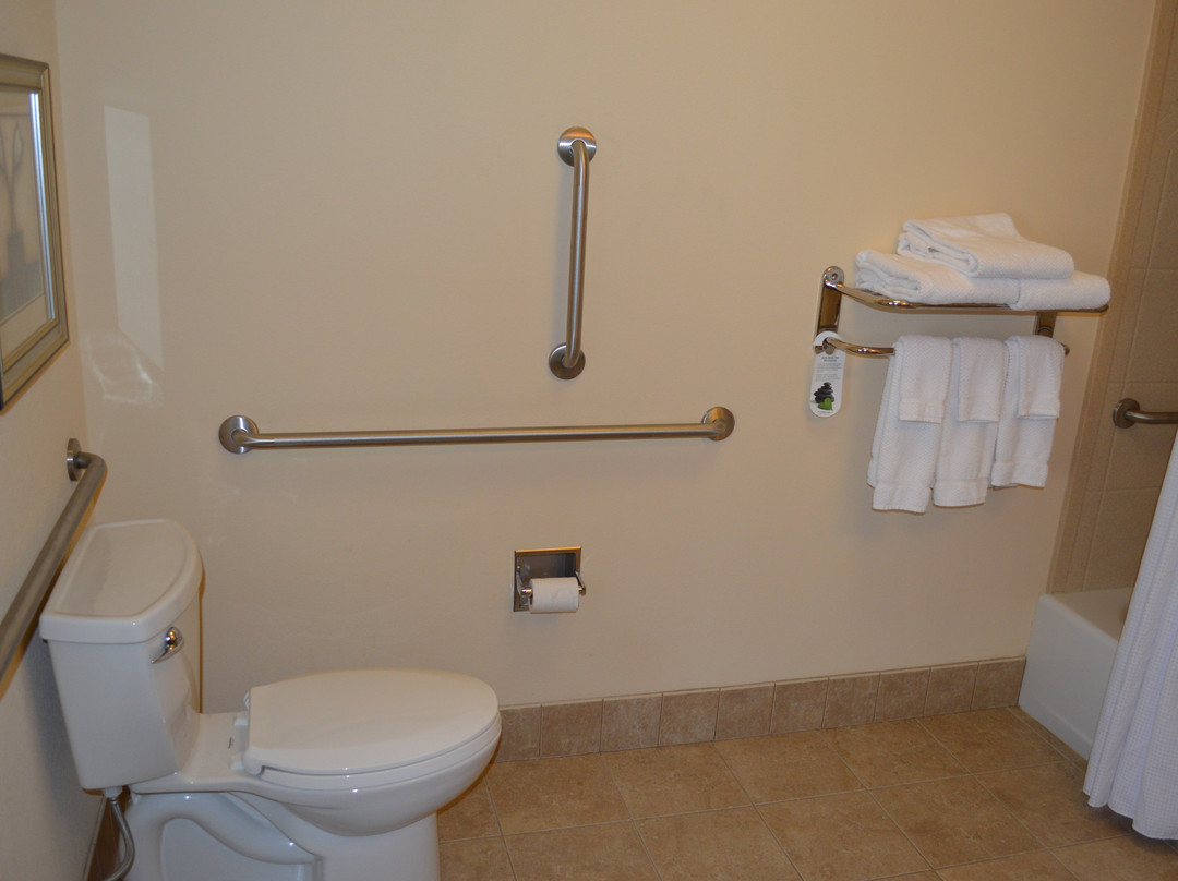 西密尔沃基奥科诺莫沃克驻桥套房酒店主图