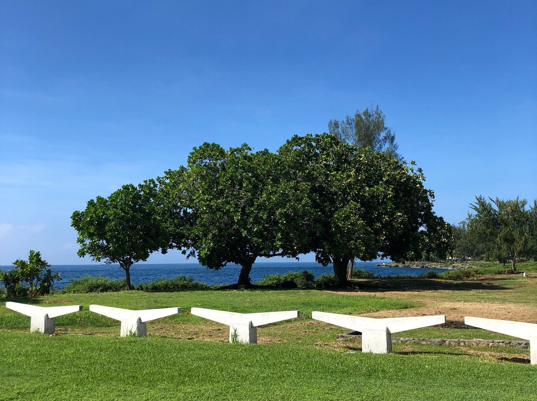Coastwatchers Memorial Lighthouse-Madang必去景点