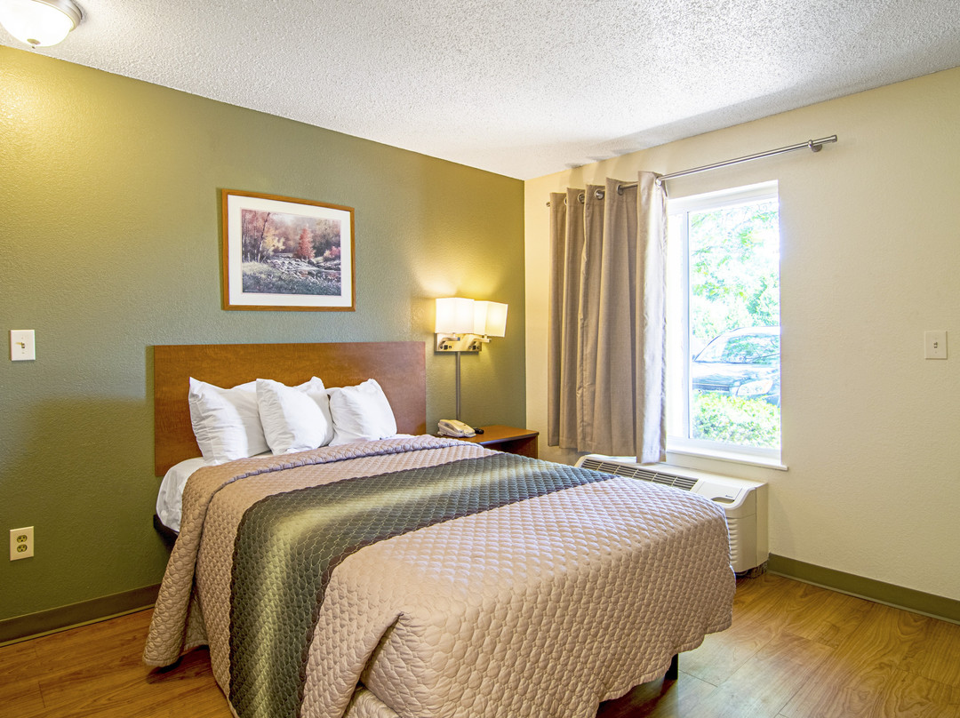 HomeTowne Studios by Red Roof Chicago - Waukegan