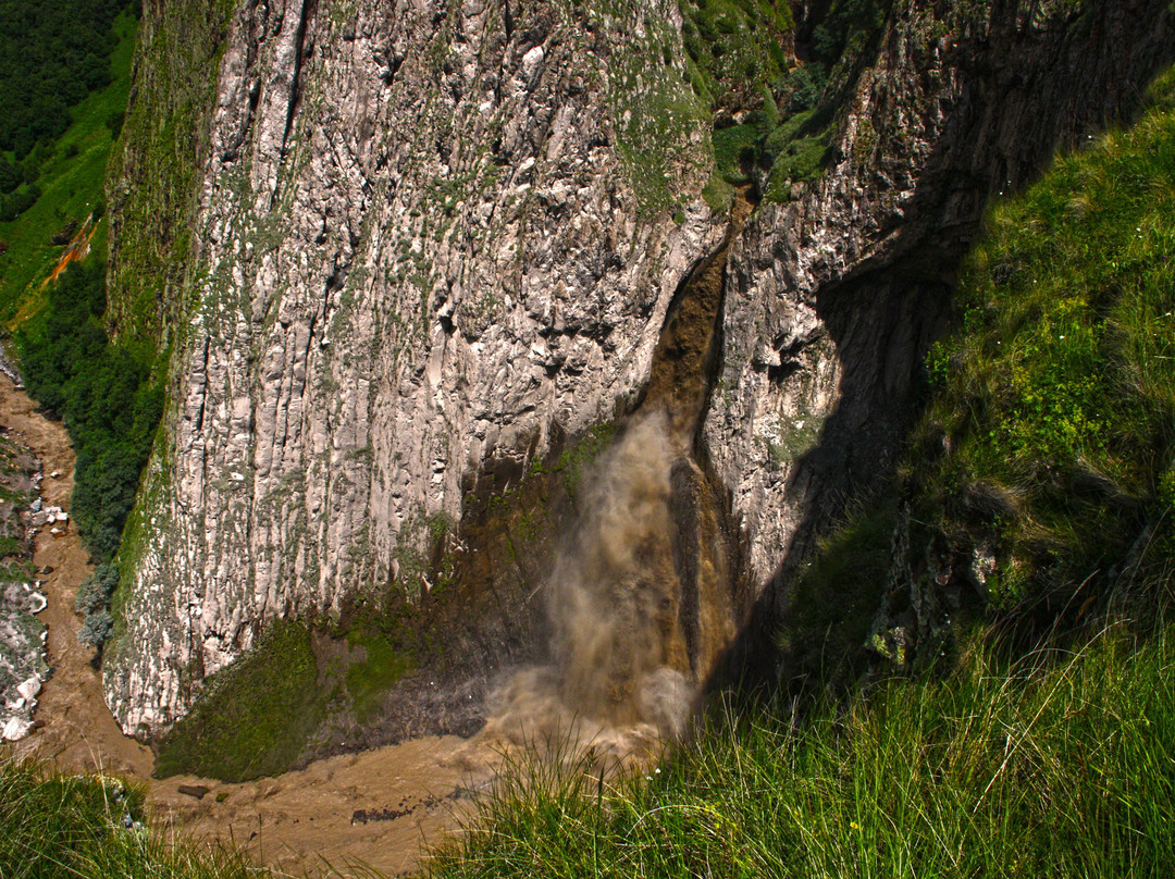 Karakaya-Su Waterfall景点图片