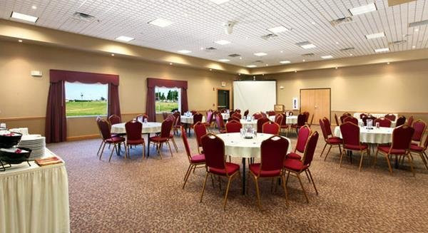 Fossil Creek Hotel & Suites I-70主图