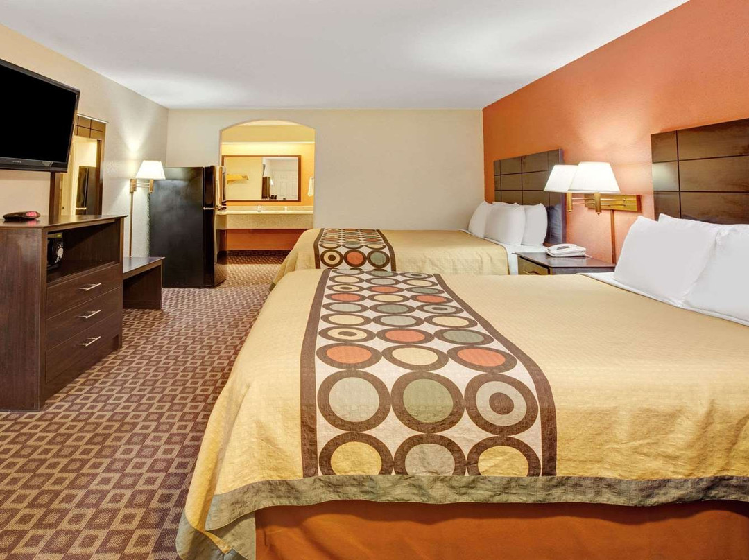 贝敦速8酒店主图