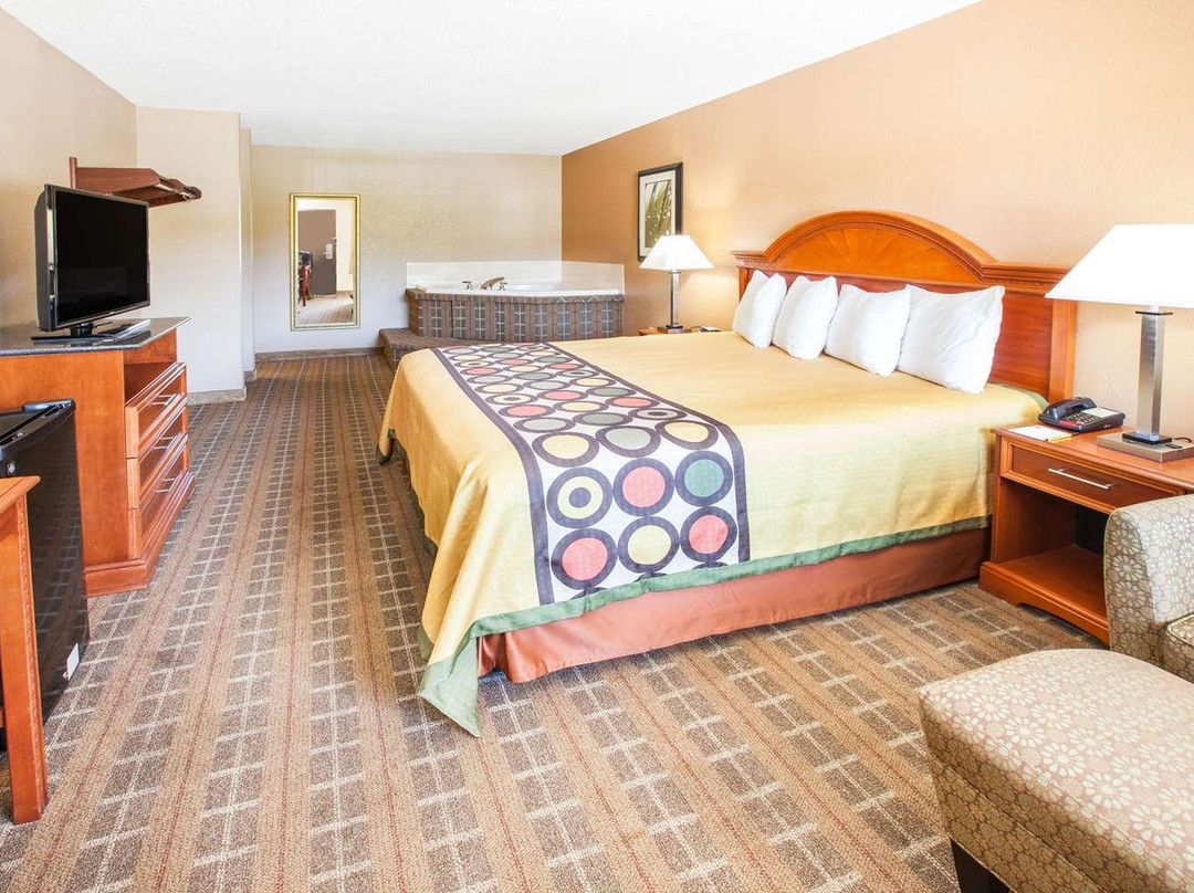 Super 8 by Wyndham Clinton主图