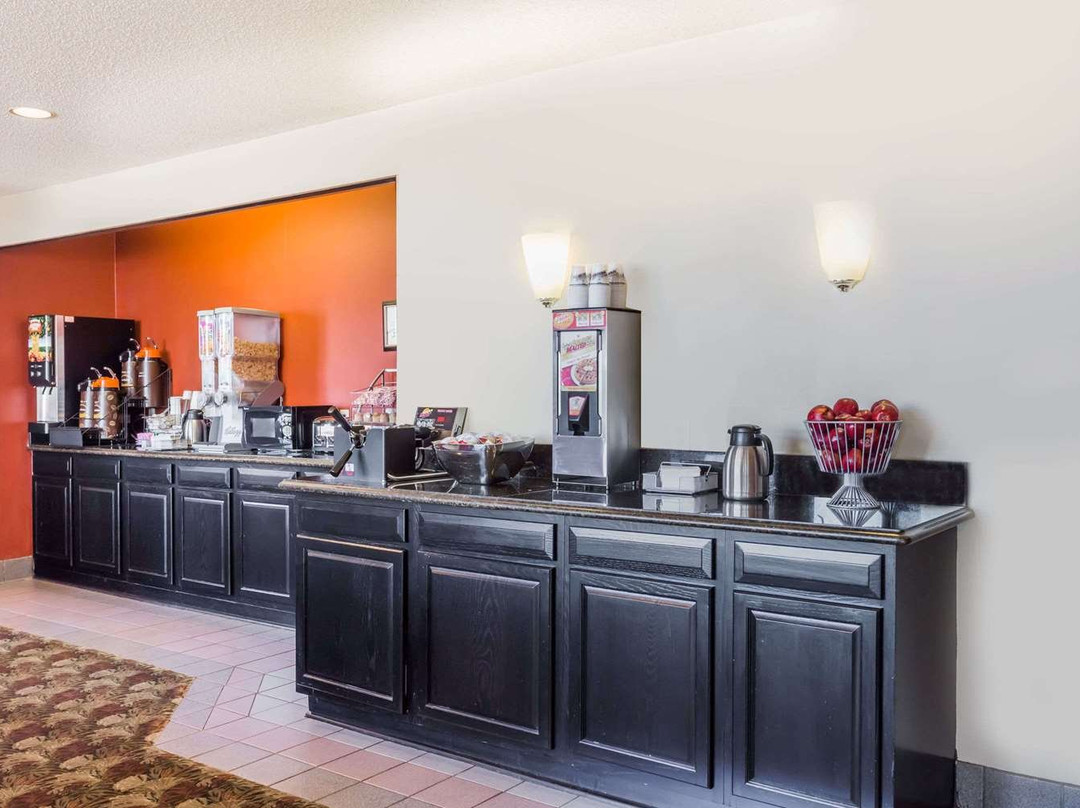 阿普尔顿速8酒店主图