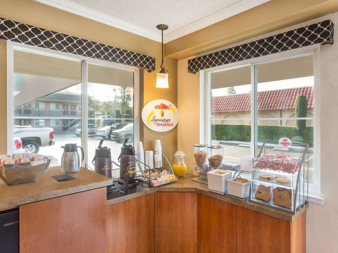 Super 8 by Wyndham Martinez主图