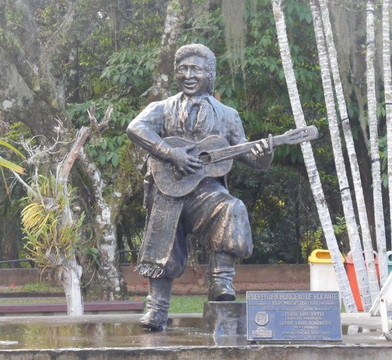 Estátua do Teixeirinha